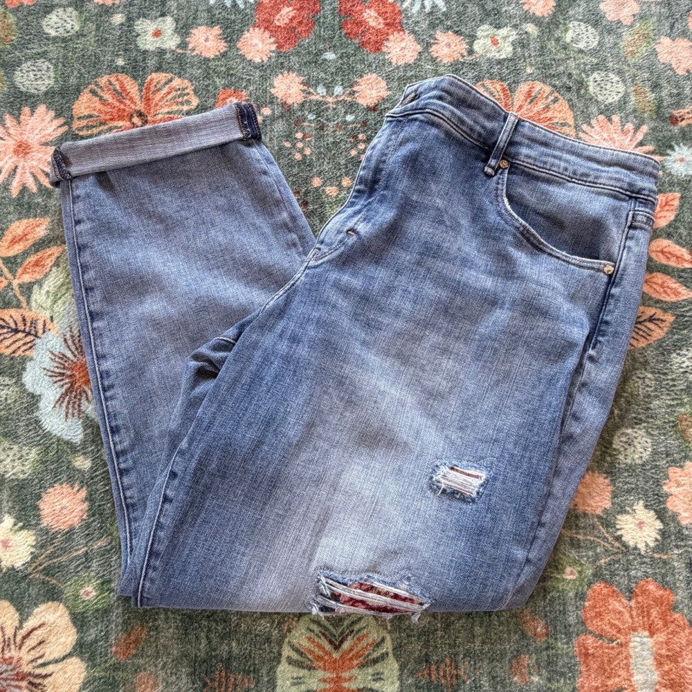 White House Black Market Curvy Girlfriend Distressed Floral Jeans Blue 18 Short
